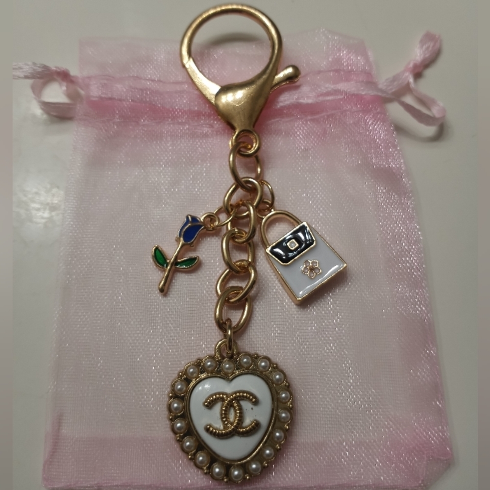 Luxury charm white rhinestone heart button on an unbranded keychain